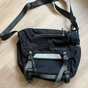 Patagonia half mass messenger bag black